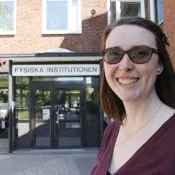 Image of Hannah Herde in front of Fysicum captured by Johan Joelsson