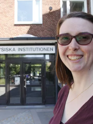 Image of Hannah Herde in front of Fysicum captured by Johan Joelsson